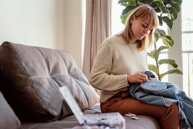 Foto gratuita donna su misura che lavora da casa