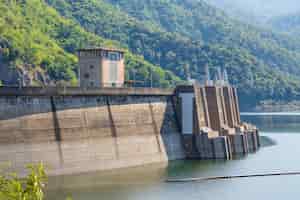무료 사진 tak thailand 2018년 12월 24일 ping 강에 수력 발전소와 저수지 호수가 있는 bhumibol 댐