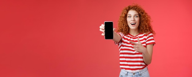 Foto gratuita dai un'occhiata a quale fantastico smartphone ha impressionato eccitato di bell'aspetto femminile ama le innovazioni digitali redh