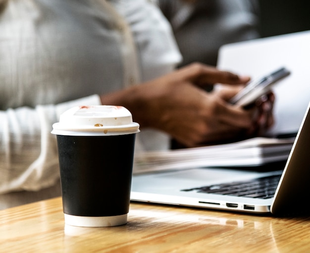 Foto gratuita tazza di caffè takeway in un ufficio