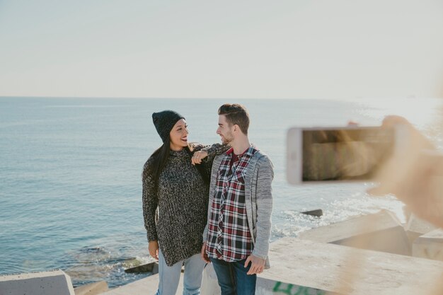 海の前でカップルの写真を撮る