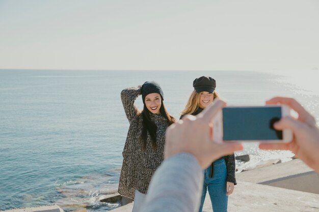 海の前で友達の写真を撮る