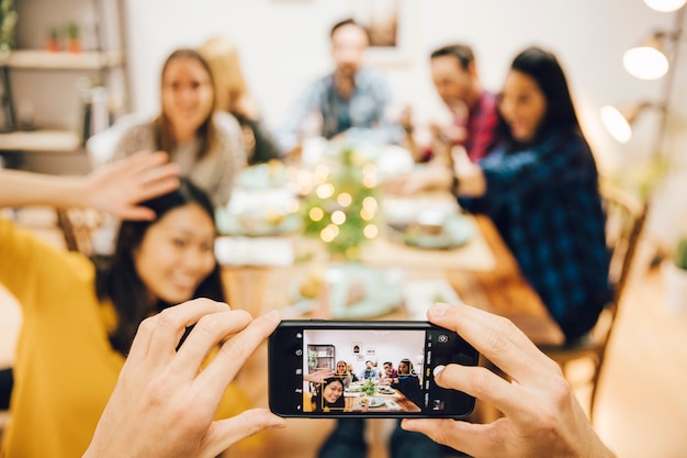 Foto gratuita prendere foto di amici a tavola