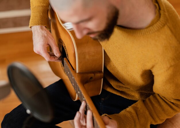 ホームスタジオで音楽を制作する才能のある人