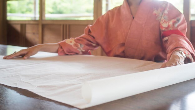 일본 종이로 일하는 유능한 여성