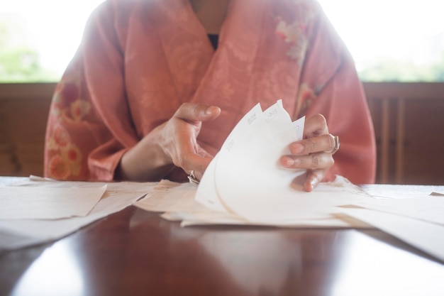 일본 종이로 일하는 유능한 여성