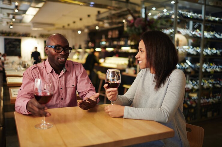 Free Photo talking by glass of wine