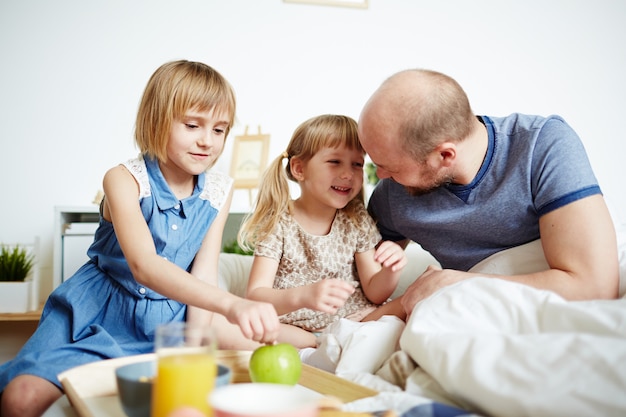 Foto gratuita parlando con mio padre