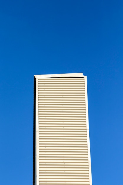 Высокое здание с голубым небом