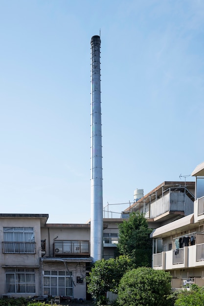 古い家屋の高い煙突