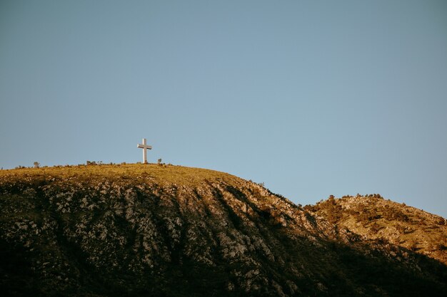 Mostar, 보스니아 헤르체고비나의 언덕 꼭대기에 키 큰 십자가 동상