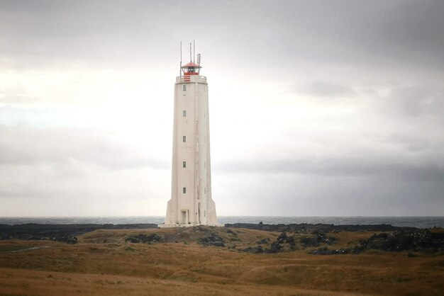 海の海岸にある背の高い灯台