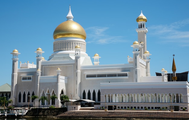 背の高いモスクの建築
