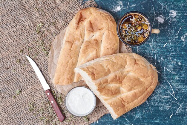 요구르트와 차를 곁들인 탄 디르 빵.