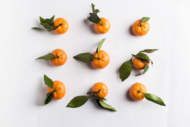 Mandarini isolati con foglie verdi su bianco Foto Gratuite
