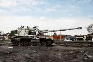 Foto gratuita carro armato sulla guerra del russo di strada in ucraina