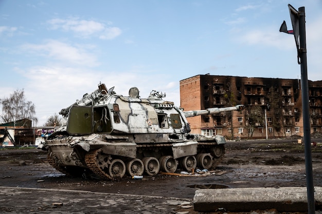 Foto gratuita carro armato sulla guerra del russo di strada in ucraina