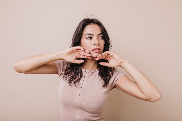 遠くを見ている茶色の目を持つ日焼けしたイタリアの女性。官能的な唇を持つゴージャスな女性の肖像画