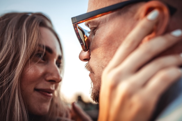 Free photo tanned young caucasian couple, modern lovestory in film grain effect and vintage style.