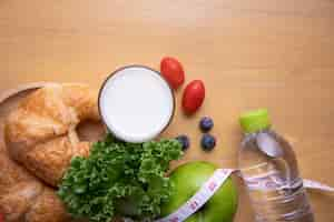 Foto gratuita metro a nastro e dieta alimentare