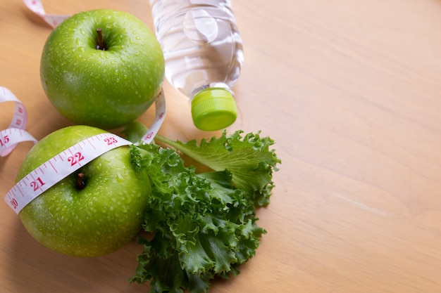 Foto gratuita metro a nastro e dieta alimentare