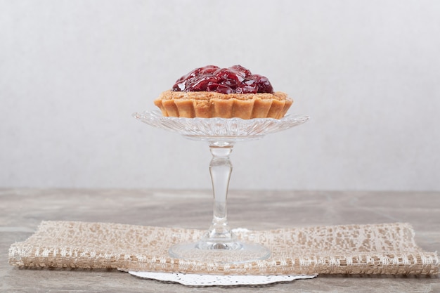 Free photo tart cake with fruits on glass plate.