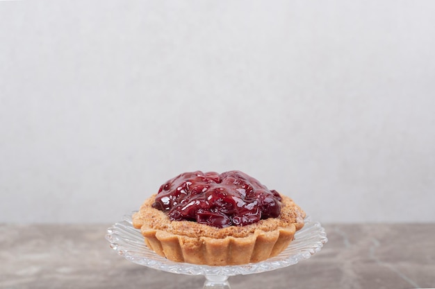 Free photo tart cake with fruits on glass plate.