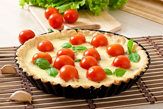 Free photo tart with tomato and cheese with basil