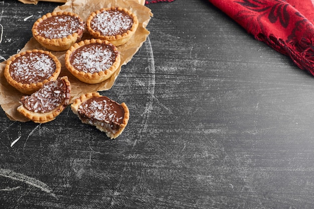 Тарталетки с шоколадной начинкой и кокосом.