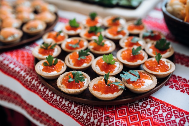 Tortini con il primo piano rosso del caviale, alimento gastronomico