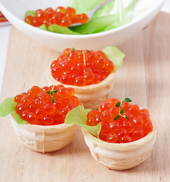 Foto gratuita crostatine al caviale rosso