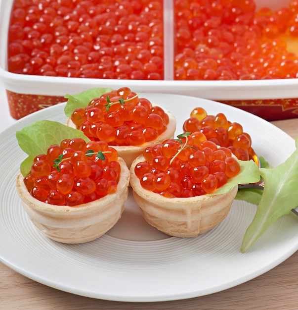 무료 사진 빨간 캐 비어와 함께 tartlets