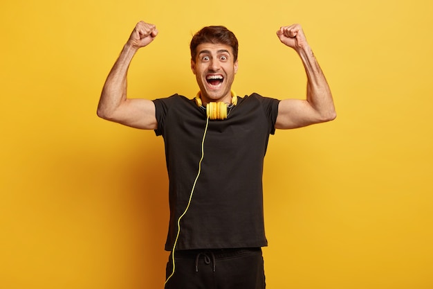 Gusto di successo. l'uomo emozionante felice celebra la buona fortuna