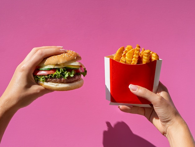 ピンクの背景においしいアメリカ料理