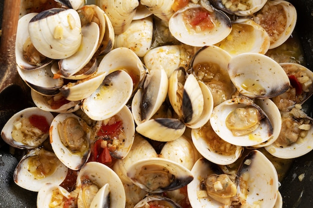 Free photo tasty appetizing fresh homemade clams alle vongole with garlic and white wine on pan. closeup.