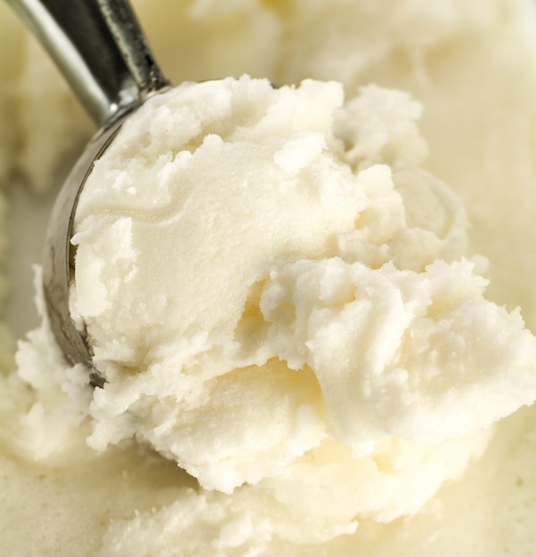 アイスクリームスプーンでおいしい食欲をそそる純粋なバニラクリーミーなアイスクリーム。閉じる。