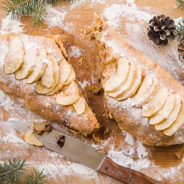 Gustosa torta di mele sul tagliere