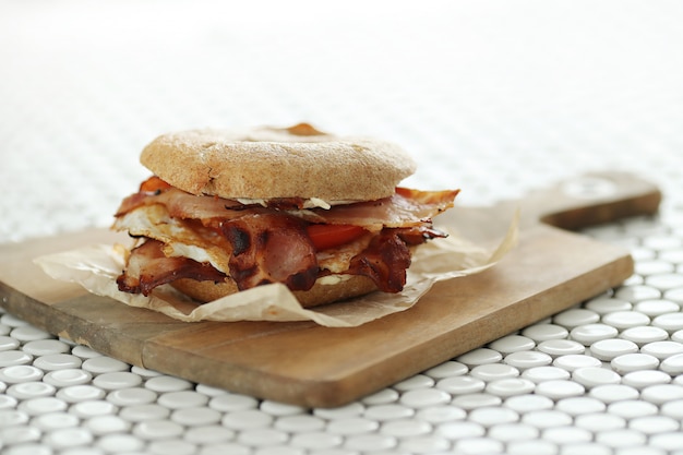 Free photo tasty bagel sandwich with bacon