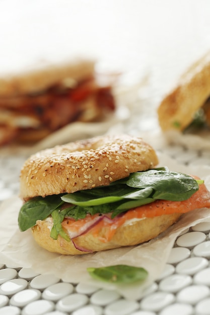 Foto gratuita gustoso panino al bagel con pancetta