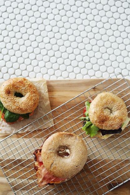 Free photo tasty bagel sandwich with bacon