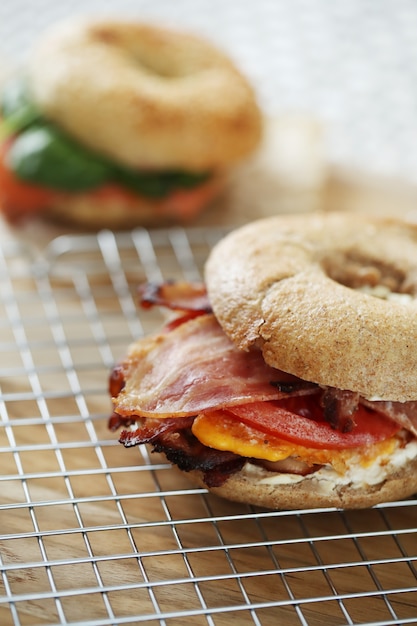 Free photo tasty bagel sandwich with bacon