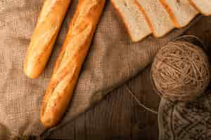 Foto gratuita gustose baguette con fette di pane bianco