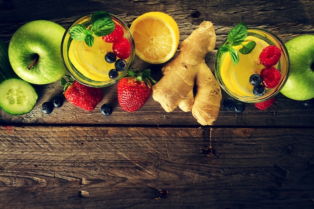 Foto gratuita frutti gustosi ingredienti per la preparazione di sani disintossici o frullati. sfondo rustico in legno. vista dall'alto. spazio di copia.