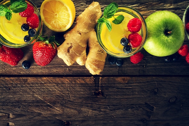 Foto gratuita frutti gustosi ingredienti per la preparazione di sani disintossici o frullati. sfondo rustico in legno. vista dall'alto. spazio di copia.