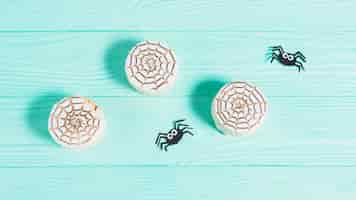 Foto gratuita gustosi biscotti vicino a decorare ragni
