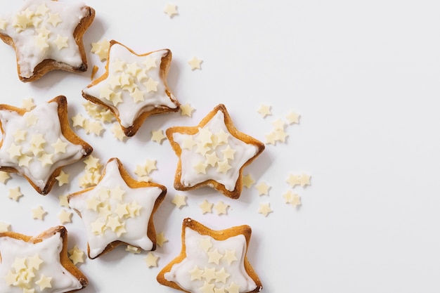 Foto gratuita gustosi biscotti con stelline di zucchero