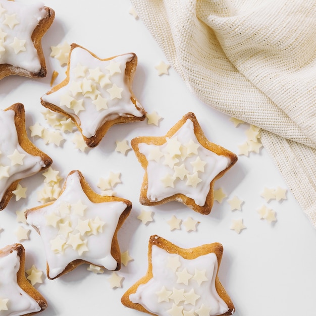 Foto gratuita gustosi biscotti con stelle di zucchero