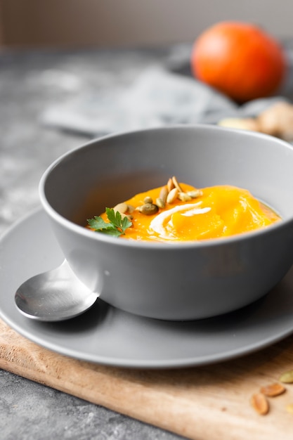 Foto gratuita gustosa ciotola di zuppa di crema e un cucchiaio