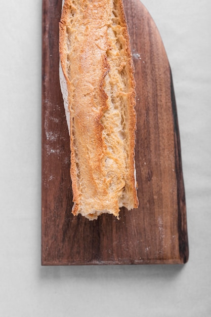 Вкусный хлеб на разделочной доске