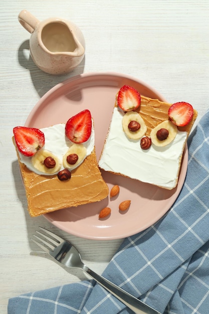 아이가 가져갈 수 있는 맛있는 아침 또는 점심 아이 토스트 음식